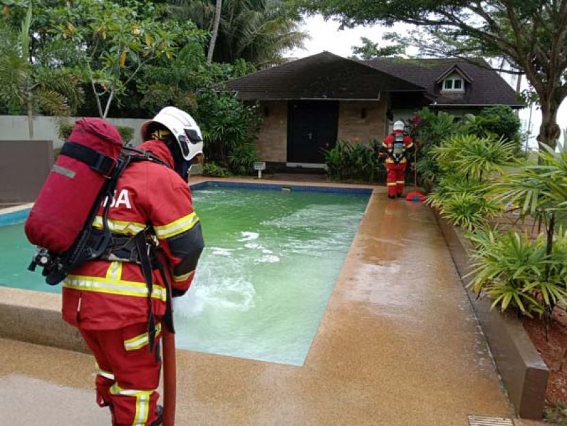 消防与拯救人员在氯气爆炸现场展开清洗工作。