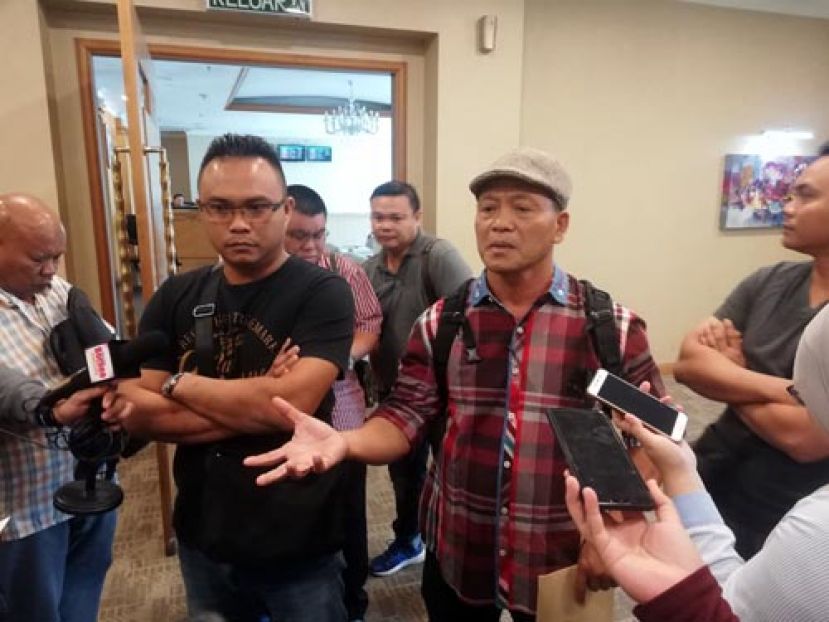 慕斯罗根的叔叔迈克吉纳（右）及其胞兄多尼（左）在古晋向媒体发表谈话。