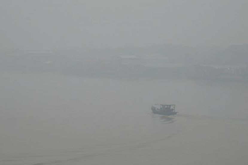 古晋砂拉越河面烟霾笼罩，一片白茫茫。