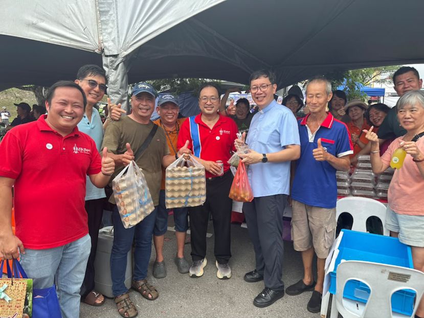砂民主行动党主席兼国州议员张健仁（中）出席七哩圣心堂一年一度的嘉年华，与教会友好及民众互动时摄。左1为张健仁特别助理江峰年。右3为神父欧庆伟。
