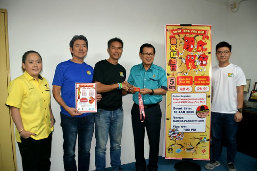 美里路跑俱乐部主席邓瑞民赠送红包型完赛奖牌予拿督李景胜部长(右2)。