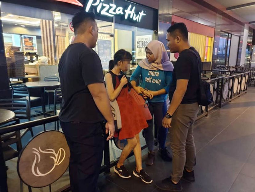  挥刀砍伤养母的女嫌犯在古晋落入警网。