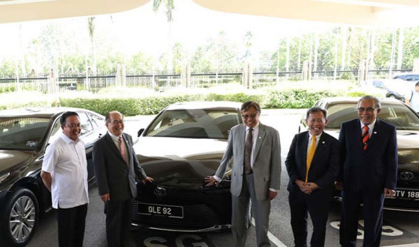 砂拉越经济发展机构移交3辆丰田氢动力车给3位砂副总理