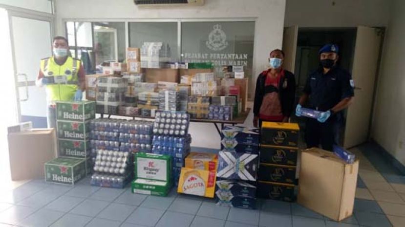 民都鲁水警展示起获的走私烟酒。