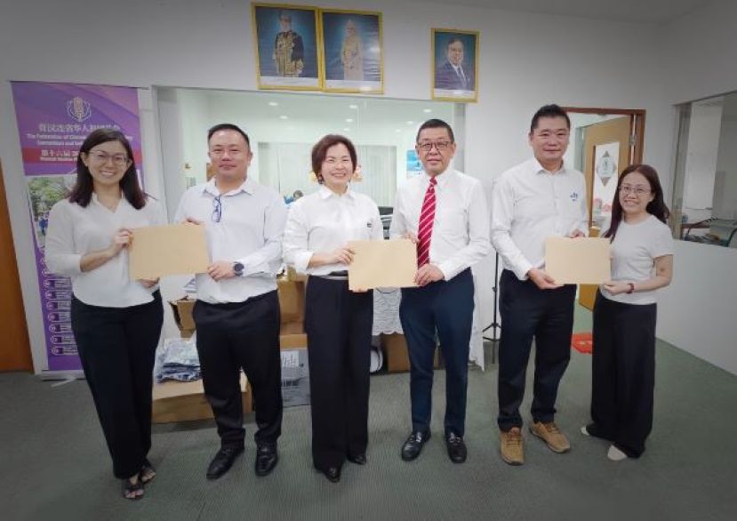 晋汉连省华总妇女组主任张慧娇（中）代表小组移交《华妇之夜&mdash;&mdash;感恩晚宴》邀请函与赞助信函予华总会长拿督黄良傑，并成功获得支持。