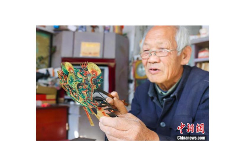 非遗传承人李树稳在制作皮影。