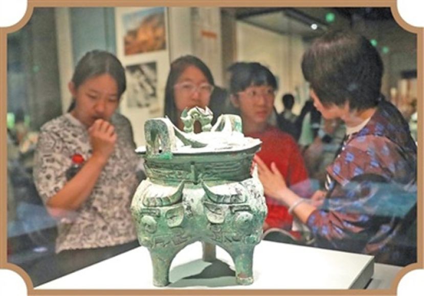 观众在首都博物馆参观琉璃河遗址出土的青铜器“伯矩鬲”。