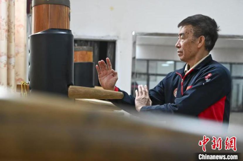 佛山咏春拳市级代表性传承人郭伟湛在木人桩上练习咏春拳。