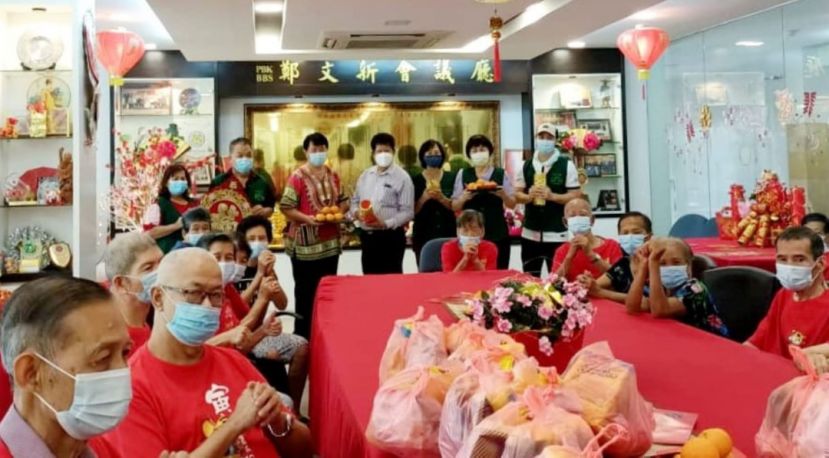祥音斋主席黄松熙（右四）连同志工到云南善堂老人之家进行慈善布施。