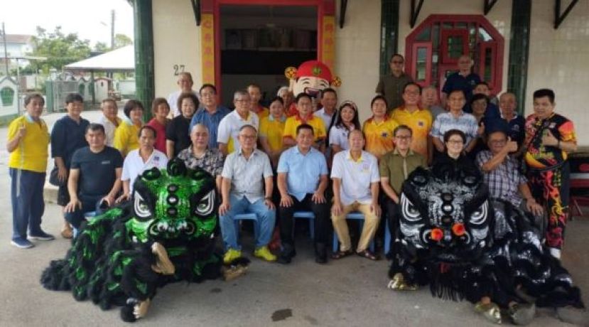 砂同心善堂主席黄国远（右4起）与主宾峇都林当区立法议员施志豪、嘉宾济兴善社社长陈瑞兴、宝光村俱乐部主席吴豪忠，以及北市行政委员薛华东（右3）等贤达在庆乙巳年宋大峰祖师神诞祭祀合影。