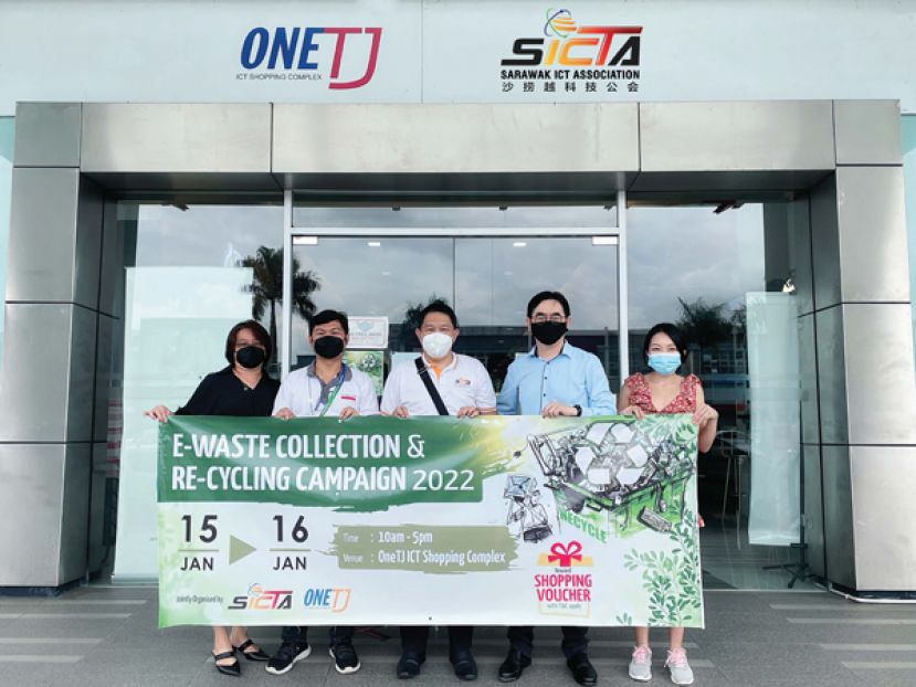 砂拉越科技公会主席傅少龙（中）、副主席余尚鸿（右二）及理事江美珍（右一）移交海报予理事兼OneTJ管理层财政刘会财先生（  左二）以及业主代表李宝琳女士（左一）。 