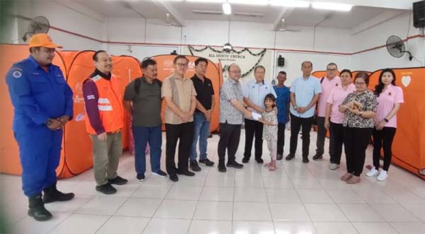 在古晋南市市长拿督黄鸿圣（左7）的见证下，古晋新邦迪卡区民众联谊会主席甲必丹拿督刘思乐（左6）将款项移交予灾黎代表时影。左四为砂人联党峇都林当支部主席薛华东。                                                                                                                                                                                                                                                                                                                                                                                                                                                                                                                                                                                                                                                                