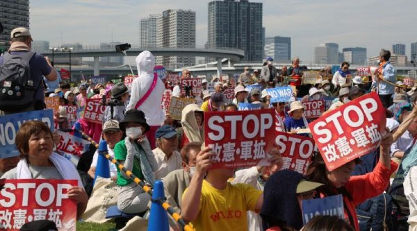 日本数万民众，东京集会守护宪法。