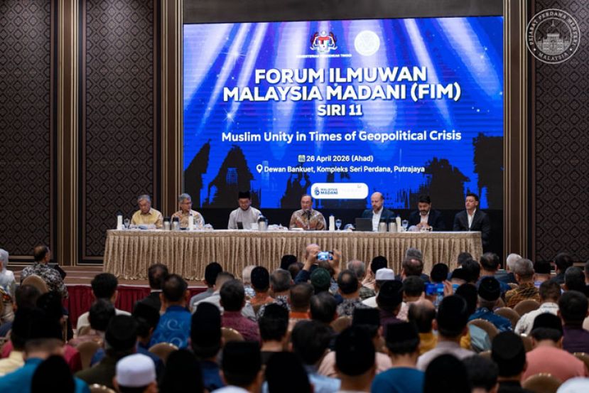 首相安华(中)主持昌明大马学者第11系列论坛。