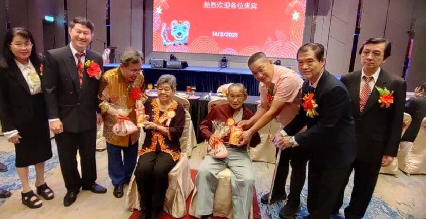 赠送福品和红包以最年长的林亚莲和蔡高华时影。
