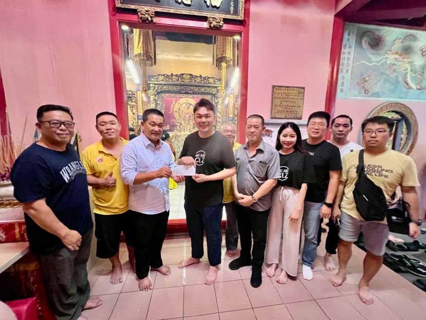 法律顾问施志豪律师移交善款予庙主席江舜宏。