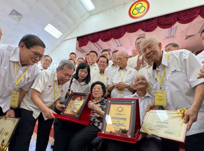 这是她在去年底出席砂人联党党员代表大会，并以99岁高龄代表亡夫领取该党首次颁发的&ldquo;终身忠诚奉献精神奖&rdquo;，场面感人的照片。