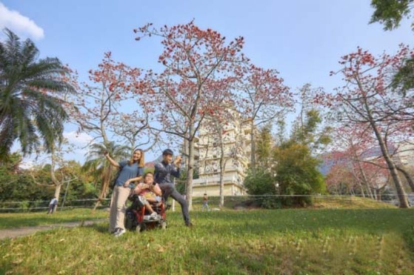 与Kevin和阿龙走进石岗军营，他们说这是很奇异的感觉，解放军见到途人会微微点头，途人也以微笑回敬，彷佛不是置身于香港。