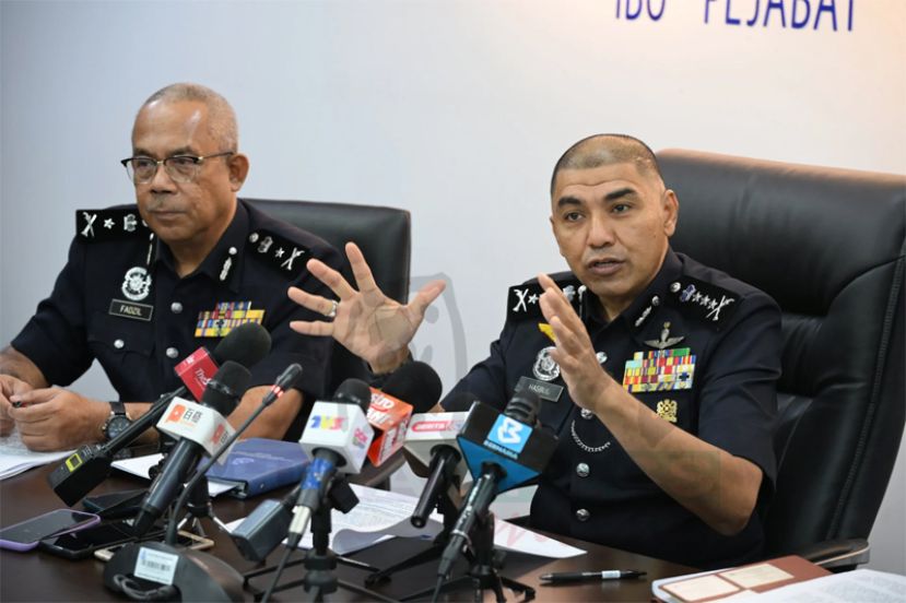 警察总长秘书处反洗黑钱罪案调查组主任拿督莫哈末哈斯布拉（右）。