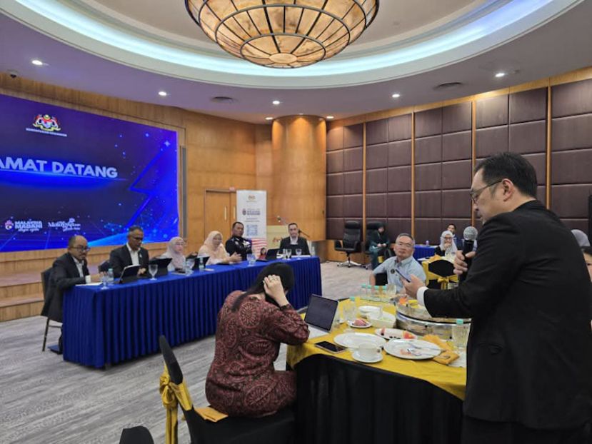 砂民主行动党主席兼国州议员张健仁在财政部、国家银行、大马皇家警察、马来西亚银行公会及通讯与多媒体委员会举行的对话会上进谏提三大防骗对策。