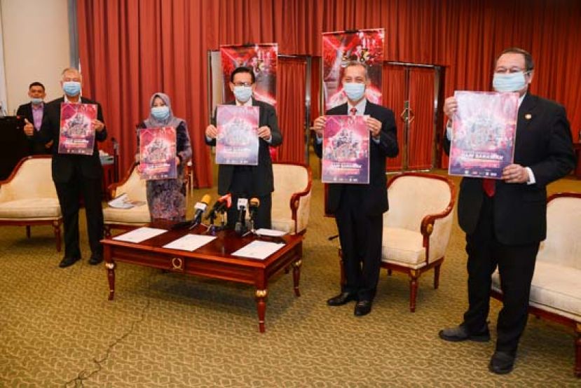 砂交通部长拿督李景胜等展示2020年砂拉越日庆典海报，左起为拿督陈超耀、罗茜尤努斯和拿督朋光玛吉（右二）。