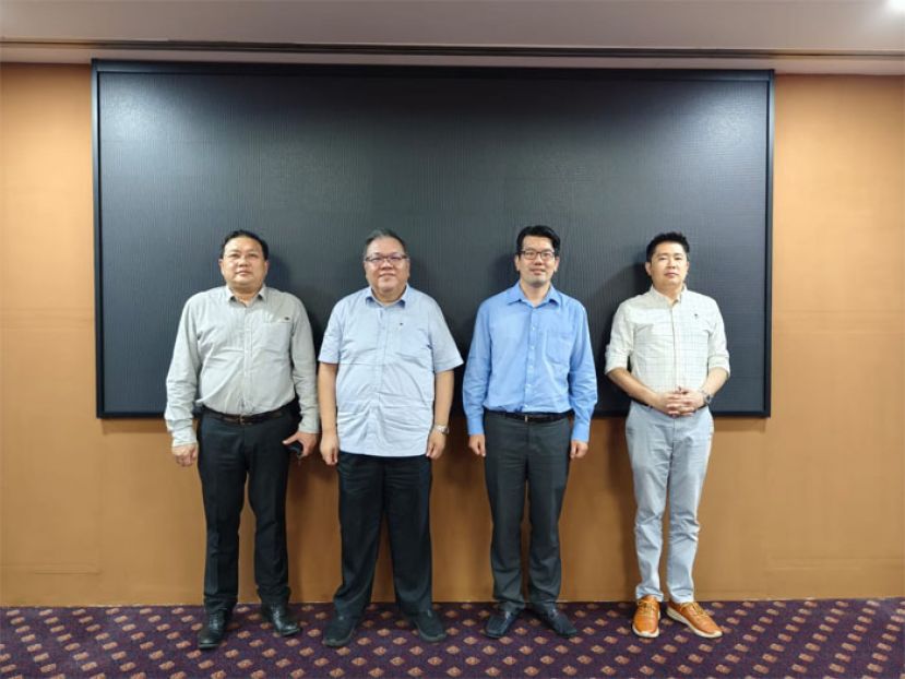 左一起为砂中友好协会财政王运才博士、砂中友好协会常务副会长拿督黄国辉、马来亚大学中国研究所所长兼副教授饶兆斌博士与砂中友好协会秘书长许瑞益合照。
