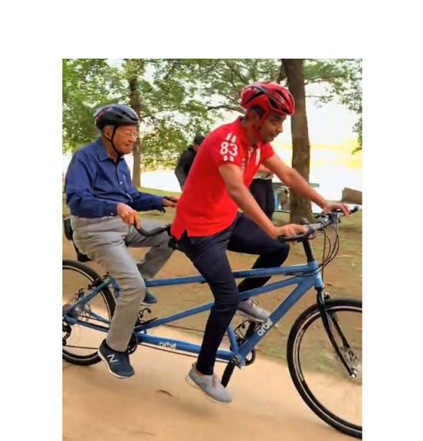 马哈迪参与双人脚车骑行。