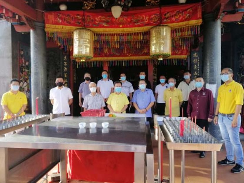 部长拿督斯里沈桂（前左四）视察古晋寿山亭大伯公庙后合影，前排左二起为古晋华人慈善信托委员会主席拿督黄良杰、财政甲必丹符气元、古晋南市市长拿督黄鸿圣（前右五）及古晋北市市长朱乃迪里祖安（前右六）。