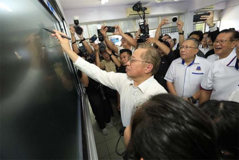 砂总理阿邦佐今日出席精明课室推展活动时，亲自在智能互动课板上书写示范，体验数码教学设施的运作，现场吸引众多媒体与嘉宾围观记录，展现砂政府推动教育数码化与创新教学的决心。