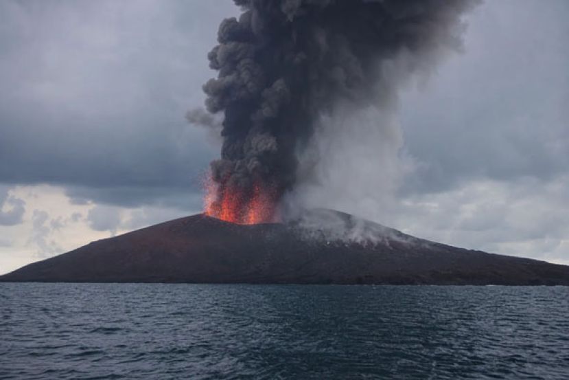 阿纳克喀拉喀托火山喷发导致苏卡诺-哈达国际机场关闭，大批旅客滞留在划位柜台区等待。