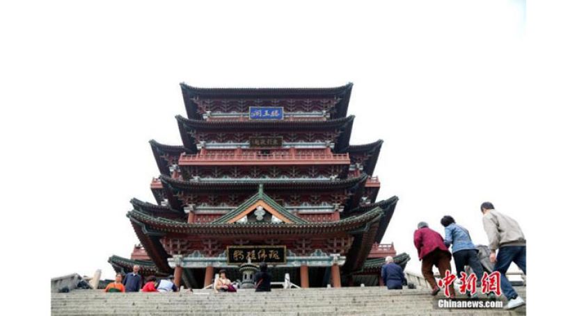 重阳佳节。民众来到位于江西南昌的滕王阁旅游区，登高祈福。