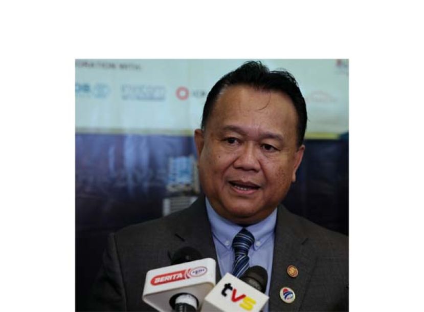 工程部长拿督斯里阿历山大南达林奇。