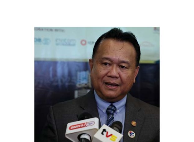 工程部长拿督斯里阿历山大南达林奇。