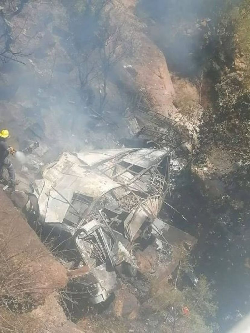 一辆巴士周四从桥上坠入深谷并起火，造成车上46人共45人丧生。