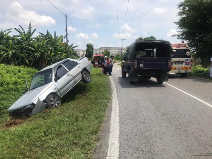   国产汽车撞入草丛。