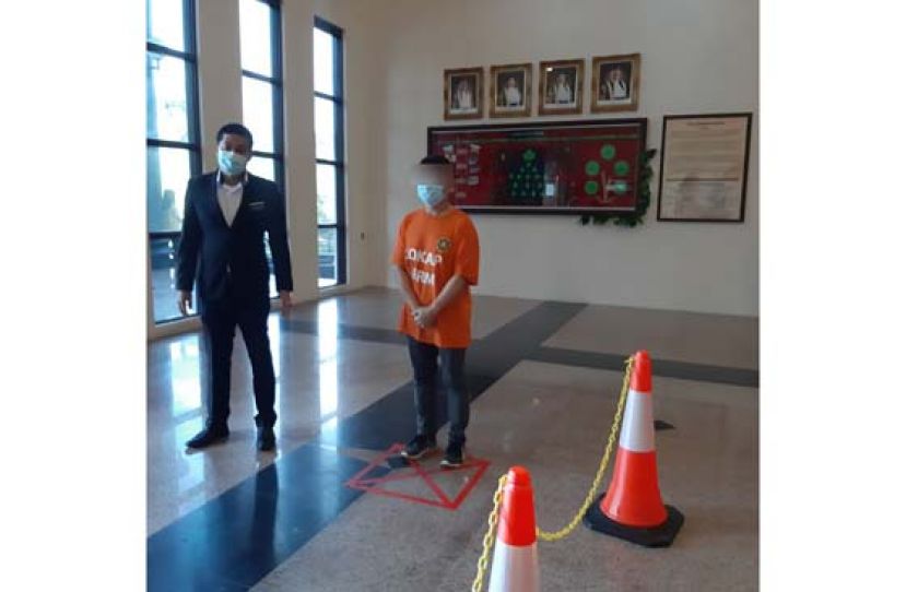 二手承包商抵达古晋法庭大厦时摄。