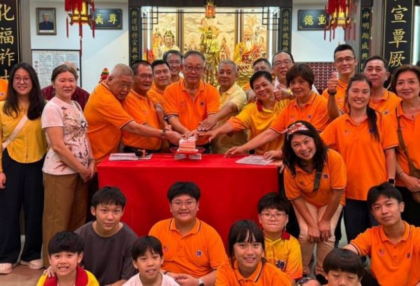 济兴善社社长陈瑞兴（左7）与德生们共庆&ldquo;道祖诞&rdquo;及&ldquo;岳飞帝诞&rdquo;。