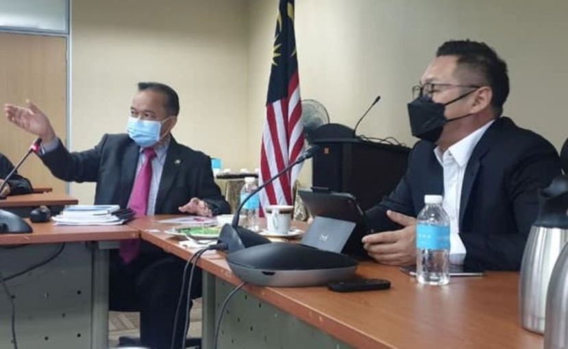 砂助理公共卫生、房屋及地方政府部长程明智（右）聆听官员的汇报。