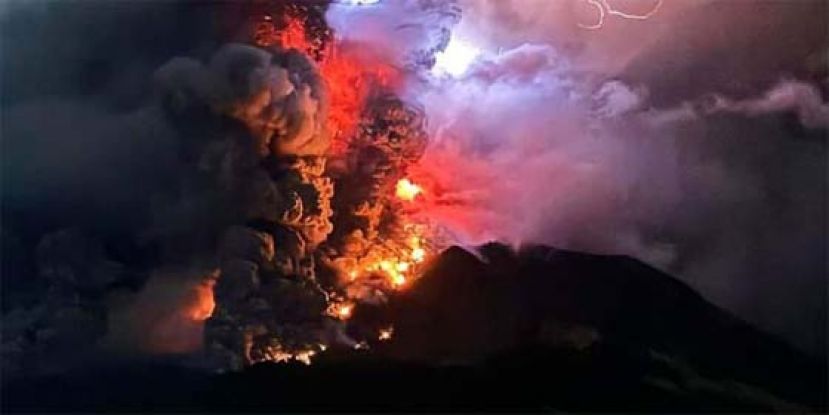 印尼鲁昂火山多次喷发 至少800人撤离，最近国际机场关闭24小时。