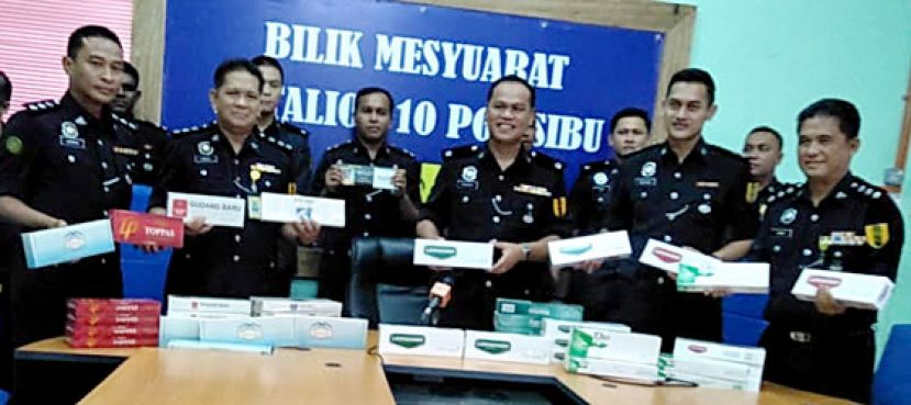 诗巫普通警察行动部队主力指挥官菲迪尔雅邦（前排右3）与同僚们展示起获的香烟。