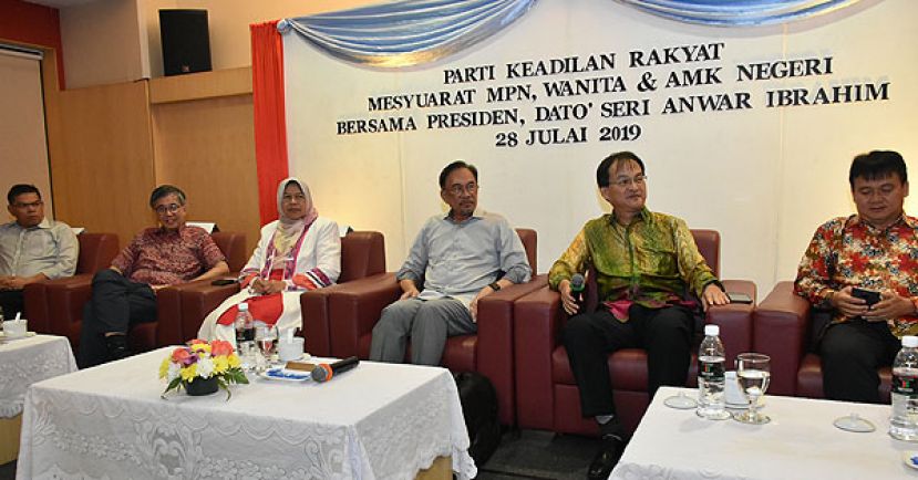 公正党全国领袖昨晚与砂公正党领导举行闭门会议。左起为赛弗丁、蔡添强、祖莱达、安华、巴鲁比安和阿里比祖。