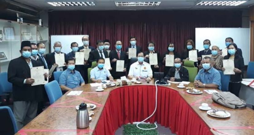 拿督法兰西斯哈汀（中）与受委的社区领袖合照。