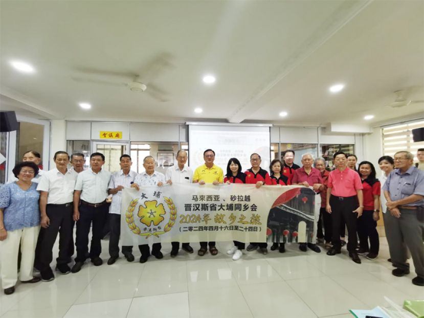 巴都吉当区州议员兼该会名誉顾问拿督罗克强（前排左7）在该会名誉主席，名誉顾问及部分团员等人的见证下授旗予主席罗绍凤（前排左8）。