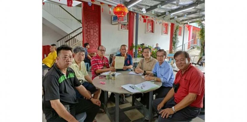 &ldquo;古晋文化缤纷庆中秋&rdquo;庆典筹委会主席林传政（中）展示砂总理署来函；右起为筹委陈中兴、本固鲁陈兴枝、薛华东；左起是吕世新、王亚益、孙守生。