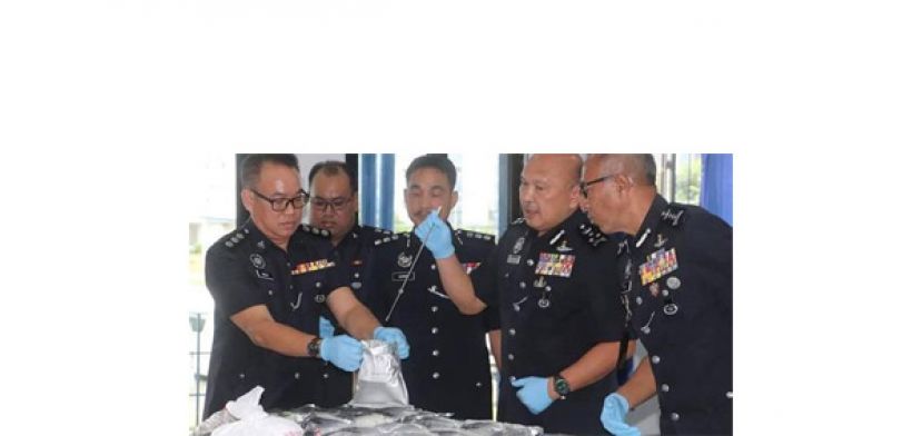 全国毒品罪案调查部总监拿督斯里莫哈末卡马鲁丁（右二）向媒体发表谈话。