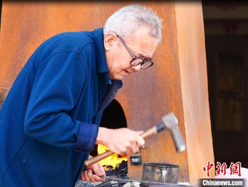 热合曼&middot;塔什制作沙雅小刀。