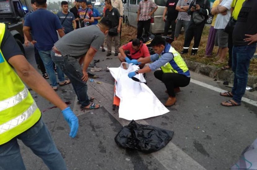 医务人员以白布遮盖重伤丧命骑士遗体。