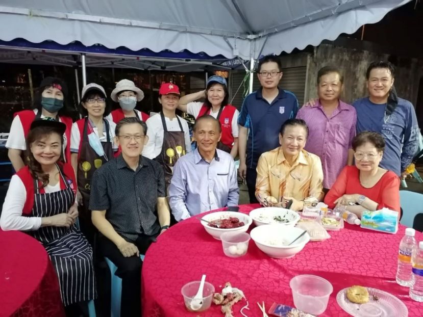 拿督余志豪（前排中）及拿督王长福伉俪（右），妇女组主任刘碧云（左1）在古晋节福州公会的福州食品摊里为薛华东（左2）庆生。