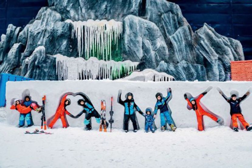 2025年1月25日，游客在江苏无锡热雪奇迹雪场内留影。