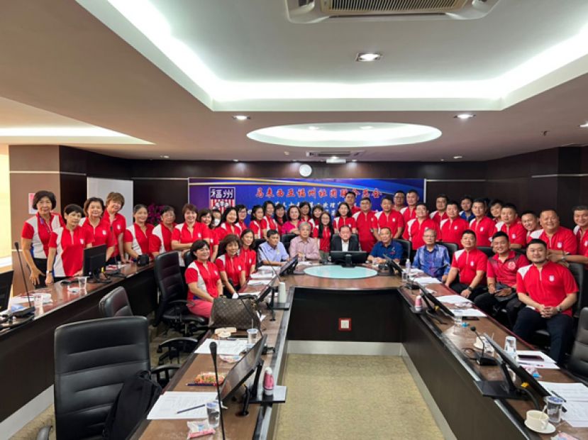 青年团团委与妇女组组委和马福大家长拿督斯里刘为强太平局绅（中）合影。